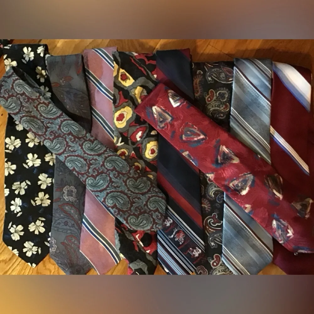 A total of 10 men’s neckties. Please see photos.